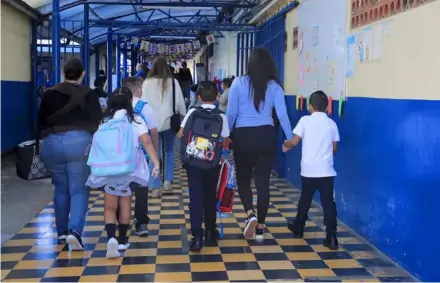  ?? rAFAEL PACHECo ?? Todos los distritos del país tienen una escuela, dice el MEP, por lo que la ubicación de escolares sin matrícula no es tan complicada. Con los colegiales, sí implica traslados mayores.