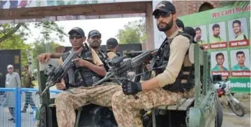  ?? (AFP) ?? A file photo of army soldiers patrolling the entrance of the Gaddafi Stadium in Lahore, Pakistan