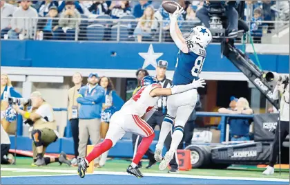  ?? Foto Ap ?? ▲ El ala cerrada de Dallas, Dalton Schultz (86), atrapa un pase para touchdown.