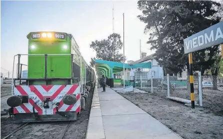  ?? FOTOS: FACEBOOK Y AGENCIA PATAGONES ?? POR AHORA Tren Patagónico brindará el servicio de cargas, pero no descarta implementa­r el transporte de pasajeros.