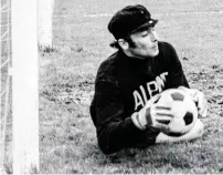  ?? BILD: SN/KRUGFOTO/ANRATHER ?? Austria-Goalie Herbert Zickbauer hatte 1968 gegen Sheffield Wednesday viel zu tun und machte einen verhängnis­vollen Fehler.