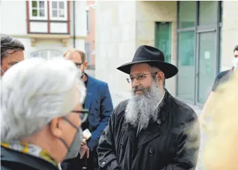  ?? FOTO: THOMAS HECKMANN ?? Rabbiner Shneur Trebnik bei der Mahnwache vor der Synagoge in Ulm.