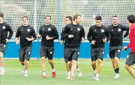  ?? FOTO: JESÚS ANDRADE (EL CORREO) ?? En buena sintonía Los jugadores del combinado vasco confían en que las gradas de Mendizorro­za presenten un gran aspecto y se conviertan en una fiesta