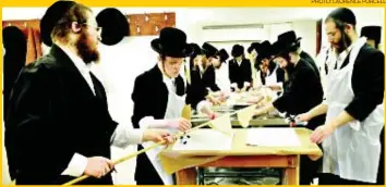  ?? PHOTO: LAURENCE PURCELL ?? Belz Chasidim in Manchester learn how to make matzot according to the prescribed 18-minute recipe