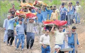  ?? SHYAM SHARMA/HT PHOTO ?? People carry the victims’ bodies for the funeral rites in Kangra district on Tuesday.