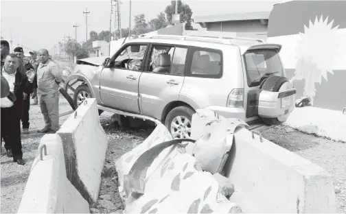  ?? — Gambar Reuters ?? ANGGOTA pasukan keselamata­n Kurdis meninjau keadaan di tempat kejadian yang menyaksika­n Younis mati ditembak di Kirkuk, semalam.