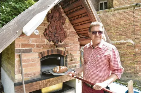  ?? Foto: Lara Schmidler ?? Bela Balogh hat einen Steinofen gebaut ‰ und backt darin Brot nach seinem eigenen Rezept.