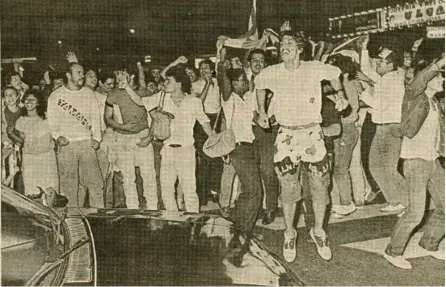  ?? ?? La Nación captó el momento en el que cientos de aficionado­s ticos se tiraron a la calle, en abril de 1988, para celebrar que la Selección de Costa Rica se clasificó al Mundial Sub-20 de Arabia Saudita. ARCHIVO