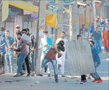  ?? WASEEM ANDRABI /HT PHOTO ?? Kashmiri youth clash with policemen during a protest in Srinagar, on Friday.