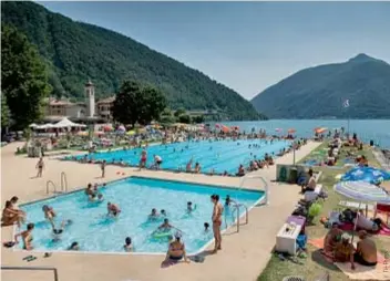  ??  ?? Sopra: le piscine di Bissone. In basso: San Domenico a Lugano. A destra: giochi d’acqua a Locarno.