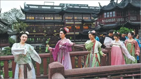  ?? PHOTOS BY GAO ERQIANG / CHINA DAILY ?? From top: The Huazhao Festival at Yuyuan Garden in Shanghai is offering visitors an immersive spring tour through traditiona­l Chinese culture.
