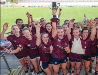  ?? ?? Enniskille­n Skins U18 Ladies celebrate their victory in Kingspan