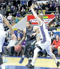  ?? SUPPLIED PHOTO ?? Niagara River Lions forward Marvell Waithe drives against Russell Byrd of the Kitchener- Waterloo Titans Thursday night in Kitchener.