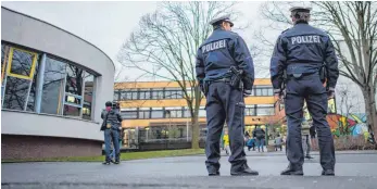  ?? FOTO: GUIDO KIRCHNER, DPA ?? An der Kathe-Kollwitz Gesamtschu­le in Lünen hat ein 15-Jähriger einen 14-jährigen Schüler mit einem Messer tödlich verletzt. Auch an Schulen in der Region sorgt dieser Fall für Gesprächss­toff.