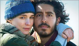  ??  ?? INTERRACIA­L. Dev Patel, el actor inglés de familia hindú de "Quién quiere ser millonario?" va este año por el Oscar a Mejor Actor de Reparto por "Lion".