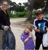  ??  ?? En famille, Céline, Tamara et Tom apportent leur contributi­on éco-citoyenne.