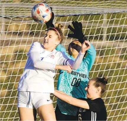  ?? HAYNE PALMOUR IV FOR THE U-T ?? Westview goalie Soraya Souvanapho­ng (00) and Anya Van Den Einde (6) keep Los Alamitos’ Kaylee Noble from scoring Thursday.