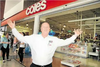  ?? PHOTO: BEV LACEY / THE CHRONICLE ?? BIG WELCOME: Coles Northpoint on Ruthven Street’s store manager Stewart O’Donnell greeted customers at the opening.