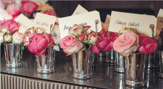 ?? SANDRA GARCIA ?? Place cards can also be elegant party favours, such as these small flower bouquets that each dinner guest receives.