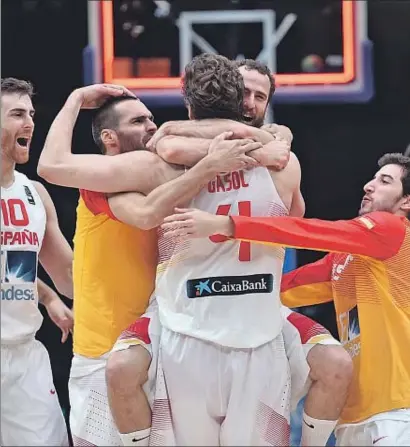 ?? PHILIPPE HUGUEN / AFP ?? La selección española espera repetir esta imagen de victoria contra Grecia hoy ante Francia