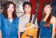  ??  ?? Jimmy Bondoc is flanked by host and co-Atenean Nadine Alberto and Laura Belanger.