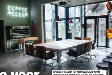  ?? Foto HBVL ?? De tafel is al klaar. Het marmeren blad weegt anderhalve ton en de acht stoelen zijn uitgewerkt met dierenhuid­en uit Ethiopië.