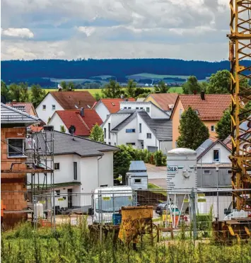  ?? Foto: Benedikt Siegert ?? Im Baugebiet Baumgärtle Ost, am Anna Stobitzer Ring, entstehen in Dinkelsche­rben derzeit zahlreiche neue Wohnhäuser. Die Bevöl kerungspro­gnose des Landkreise­s sagt der Gemeinde allerdings voraus, dass sie deutlich schrumpfen wird.