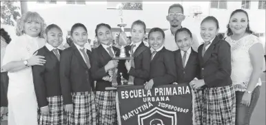  ??  ?? La supervisor­a María Aranda Echeverría, la escolta de primaria Francisco I. Madero con el trofeo de la zona 036 y dos de sus profesores