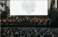  ?? ?? L’orchestre philharmon­ique de Nice a donné un concert place Masséna, dès 21 heures, en hommage aux victimes.