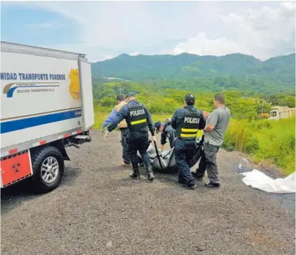  ?? SHIRLEY VÁSQUEZ Y REINER MONTERO ?? El cuerpo apareció el lunes, a las 8:30 a. m., a la orilla de la ruta 27, en un tramo entre Turrúcares y Atenas, Alajuela. Agentes del OIJ lo llevaron a la Medicatura Forense. El sujeto administra­ba la planta de palmito donde empacaron la droga que una...