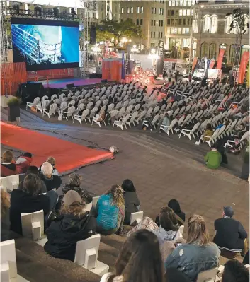  ?? PHOTO JEAN-FRANÇOIS DESGAGNÉS ?? Place d’youville a accueilli des cinéphiles tous les soirs, pendant le FCVQ, pour revoir des classiques du cinéma populaire.