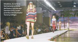  ??  ?? Modelos, durante la Semana de la Moda de Nueva York de septiembre 2015, lucen prendas del diseñador Tommy Hilfiger.