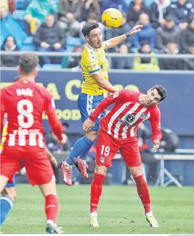  ?? LOURDES DE VICENTE ?? Iza Carcelén se eleva por encima de Morata para cabecear el balón.