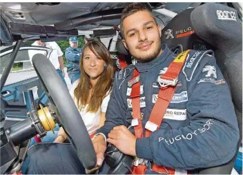  ?? FOTO: IRIS MARIA MAURER ?? Der Heusweiler Rallye-Fahrer Roman Schwedt in seinem 285 PS starken Peugeot mit SZ-Volontärin Teresa Bauer. Vor der Fahrt war ihr flau im Magen. Kurz darauf saß sie begeistert im Wagen.