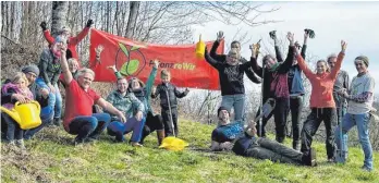  ?? FOTO: JULIA EICHLER-RAFF ?? Glück mit dem Wetter und beste Laune hatte Pflanzrewi­r e.V. und alle Pflanzhelf­er und - helferinne­n bei ihrer Pflanzakti­on bei Bodnegg.