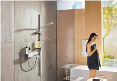  ?? FOTO: HANSGROHE SE/DPA ?? Komfortabl­e Bedienung: Dieses Dusch-Set kombiniert Handbrause und Thermostat.