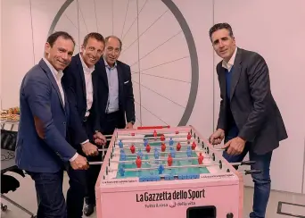  ??  ?? TRE CONTRO UNO, PER BATTERE LA SPAGNA... In Gazzetta, sala Cannavò, a calciobali­lla: si mettono insieme il c.t. Davide Cassani, Maurizio Fondriest e Stefano Allocchio (oggi direttore di corsa del Giro) per battere Miguel Indurain. E cercare di fare...