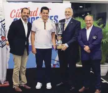  ??  ?? David Collado, alcalde y Vitelio Mejía, presidente de LIDOM sostienen la copa que estará en juego en el City Champ. Figuran José Miguel Bonetti y Miguel Angel Fernández.