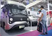  ?? PROVIDED TO CHINA DAILY ?? Visitors inspect different types of clean-energy trucks on display at the Shenzhen Logistics Expo in October.