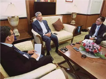  ?? Pic by Khairull Azry Bidin ?? Umno vice-president Datuk Seri Dr Ahmad Zahid Hamidi in the interview with NSTP group managing editor Datuk Abdul Jalil Hamid (left) and Berita Harian current affairs associate editor Kadir Dikoh in his office at Parliament.