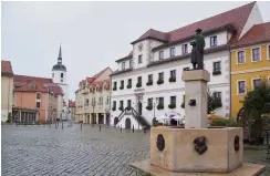  ?? Fotos: Hendrik Lasch; Frank Weiner/CC ?? Der »Lausitz-Tower« (l.) ist Symbol für den Umbau in Hoyerswerd­as Neustadt – das Rathaus (r.) steht im historisch­en Stadtzentr­um.