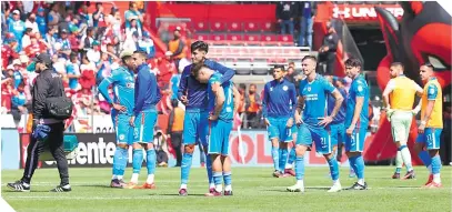  ?? ?? Los elementos de Cruz Azul salieron con la moral baja de la cancha del conjunto escarlata.