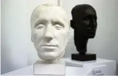  ?? Foto: Richard Mayr ?? Diese Maske hat Paul Hamann 1930 von Bertolt Brecht angefertig­t. Im Hintergrun­d steht der entspreche­nde Bronzeguss.