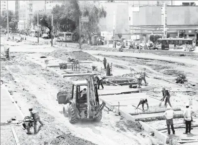  ??  ?? Las obras en el paradero de Chapultepe­c iban a concluir el próximo año, pero el trabajo está detenido desde diciembre y somos los únicos que padecemos, lamentaron colonos de San Miguel ■ Foto Carlos Ramos Mamahua