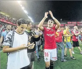  ?? FOTO: VICENÇ LLURBA ?? Los jugadores celebraron la permanenci­a con la afición en el campo