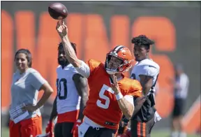  ?? DAVID DERMER — THE ASSOCIATED PRESS ?? Case Keenum passes during a Browns practice Aug. 4in Berea.