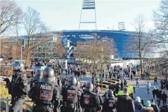  ?? FOTO: M.I.S./IMAGO MAGES. ?? Das Land Bremen verlangt vom SV Werder eine Beteiligun­g an Polizeikos­ten bei Hochrisiko­spielen, wie hier bei einer Partie gegen den HSV. Für Werder ist dies ein Wettbewerb­snachteil.