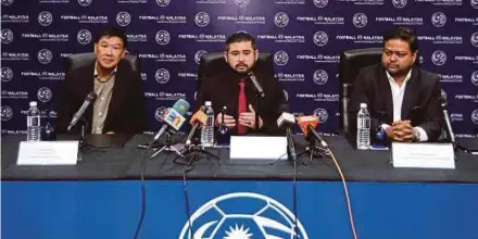  ?? PIC BY MOHD AZREN JAMALUDIN ?? FAM president and FMLLP head Tunku Ismail Sultan Ibrahim (centre), Ampersand Sports chairman Tan Sri Vincent Lee (left) and FMLLP CEO Kevin Ramalingan at the media conference after the signing of the MOU yesterday.