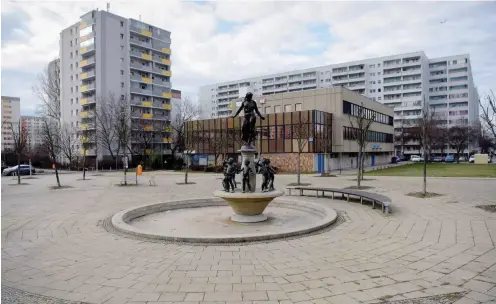  ?? Foto: nd/Ulli Winkler ?? Der Stadtplatz mit dem »Brunnen der Jugend« in Neu-Hohenschön­hausen soll umgestalte­t werden.