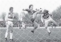  ?? FOTO: IMAGO ?? Ein Stück Fußball-Zeitgeschi­chte: Bernard Dietz köpft zum 1:0 ein, Karl-Heinz Rummenigge trifft Dietz beim Abwehrvers­uch am Kopf.